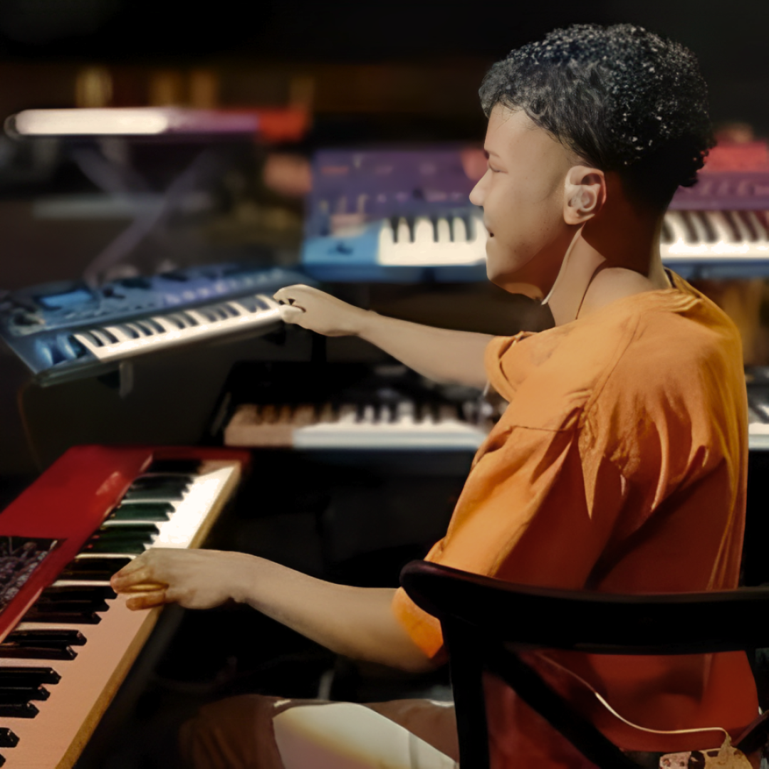 Leo Nogueira tocando teclado